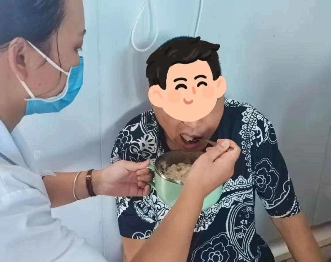 治疗第5天,拔除鼻饲管后能自主进食
